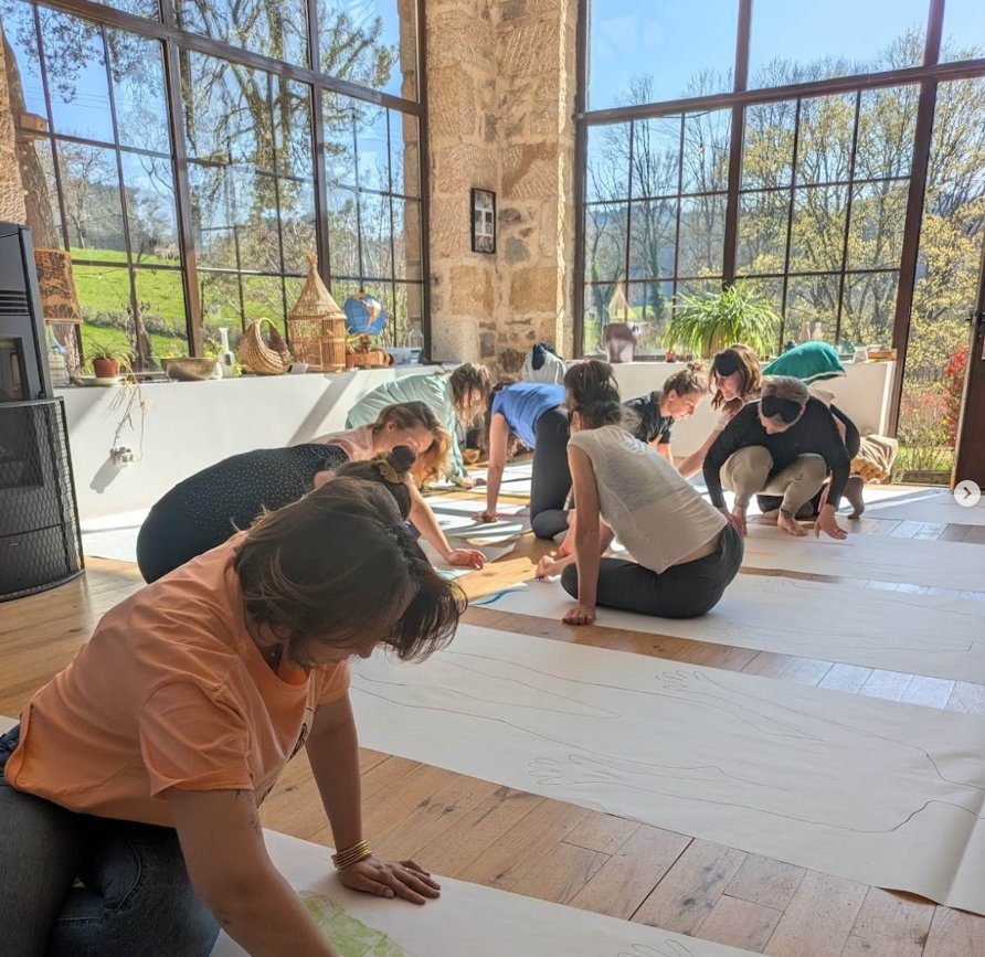 Atelier créatif en cercle pendant une retraite yoga au gîte Beaujolais