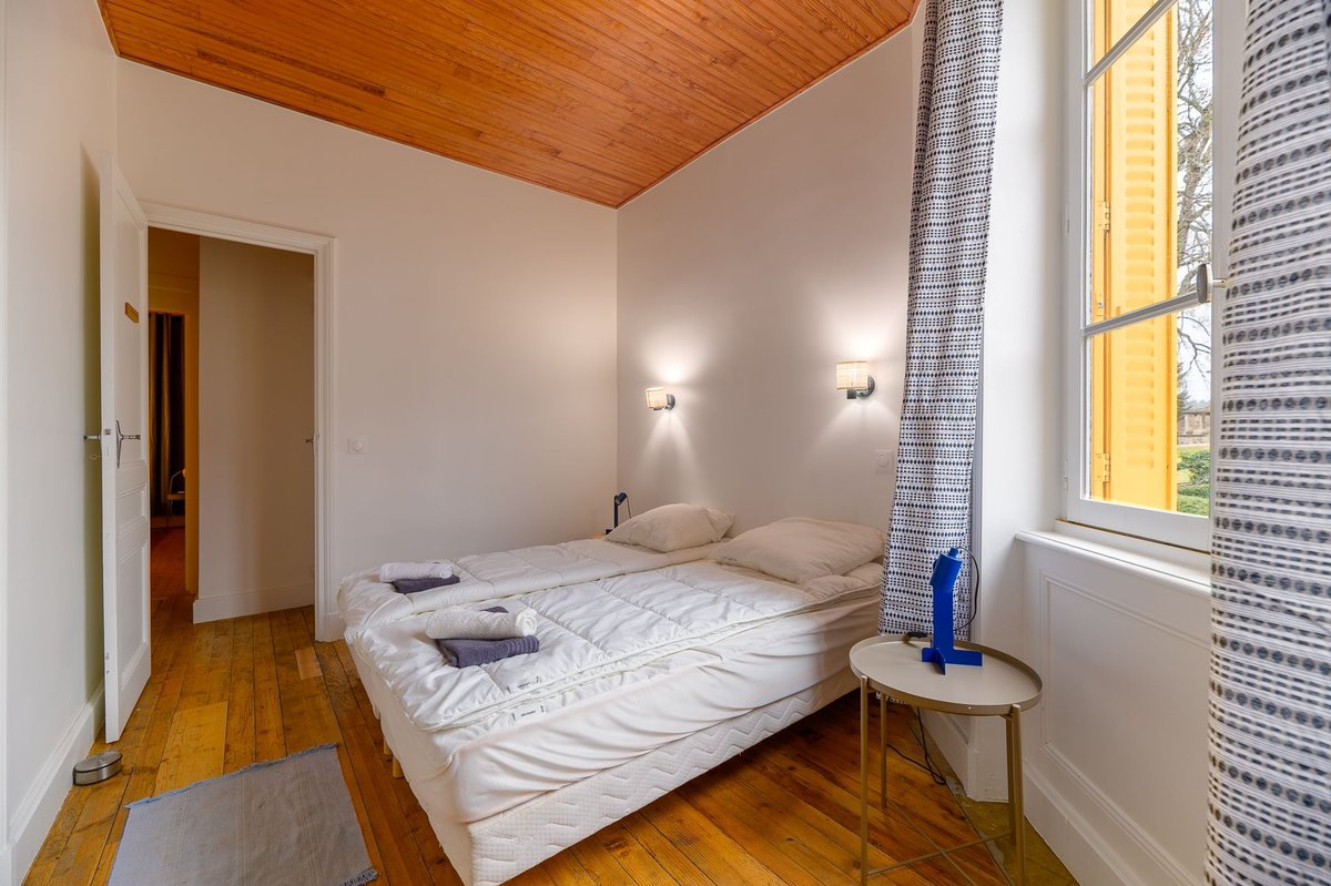 Chambre double avec parquet dans le gîte Beaujolais