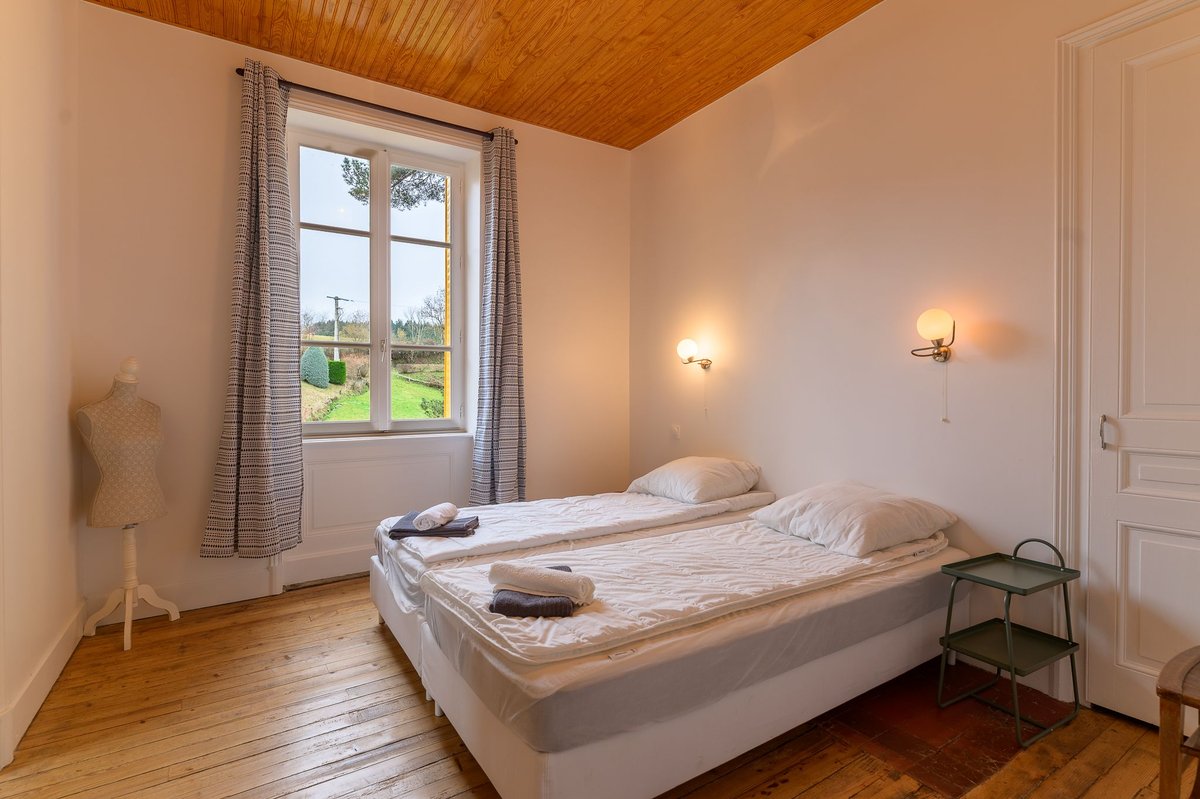 Chambre double avec vue sur le jardin du gîte Beaujolais