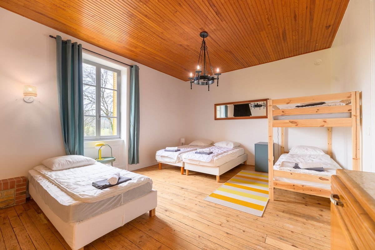 Chambre familiale avec lits superposés dans le gîte Beaujolais