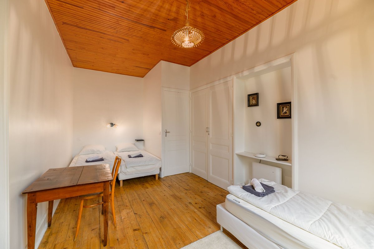 Chambre trois lits lumineux dans le gîte Beaujolais