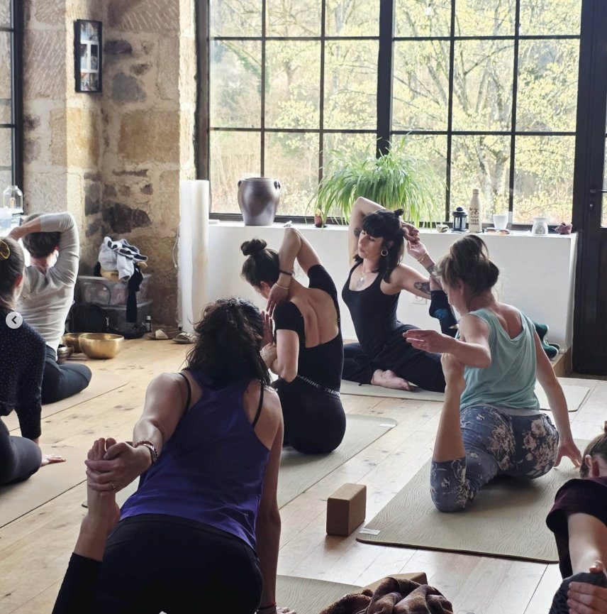 Cours de yoga collectif dans la salle verrière du gîte Beaujolais