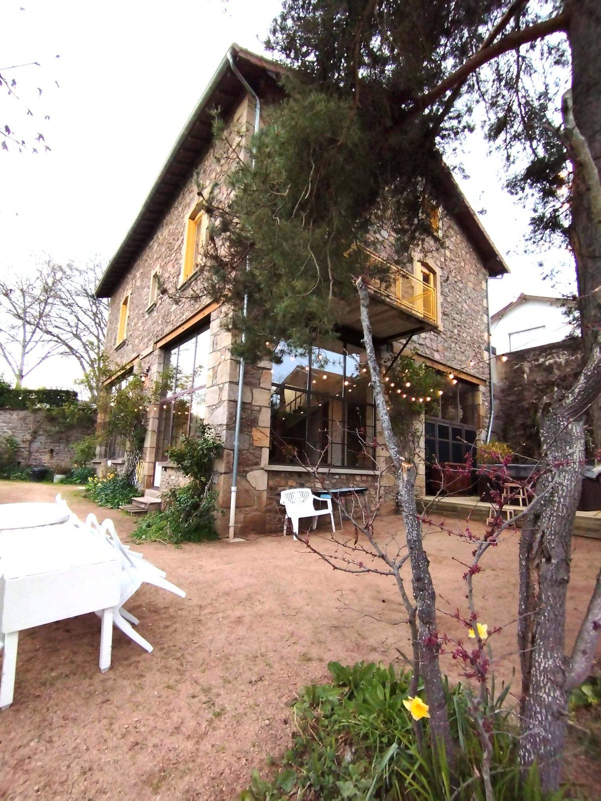 Façade du gîte de groupe près du Lac des Sapins