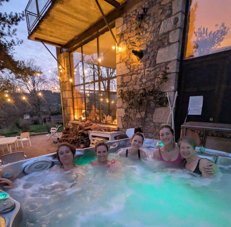 Jacuzzi extérieur du gîte Beaujolais en soirée pendant une retraite