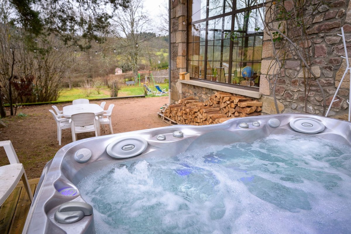 Jacuzzi extérieur du gîte près du Lac des Sapins