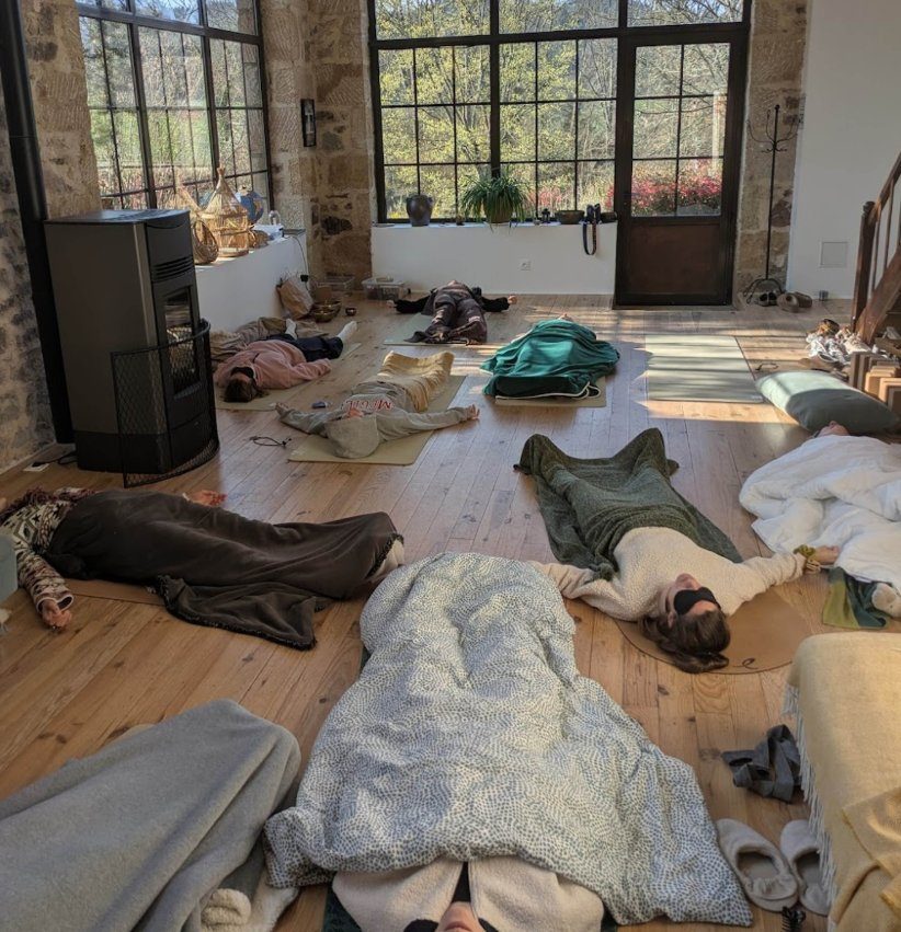 Relaxation savasana en fin de retraite yoga au gîte Beaujolais