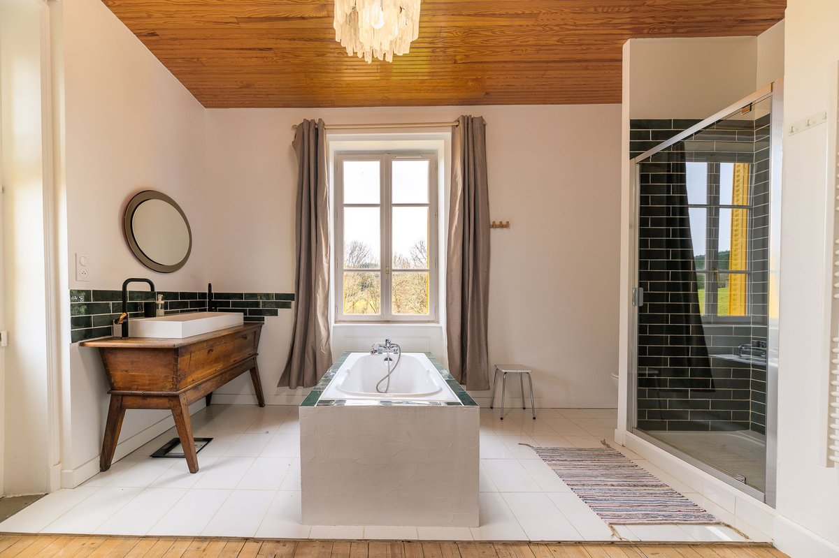 Douche moderne du gîte Lac des Sapins Beaujolais