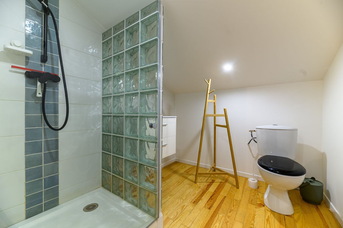 Salle de bain paroi verre du gîte Lac des Sapins