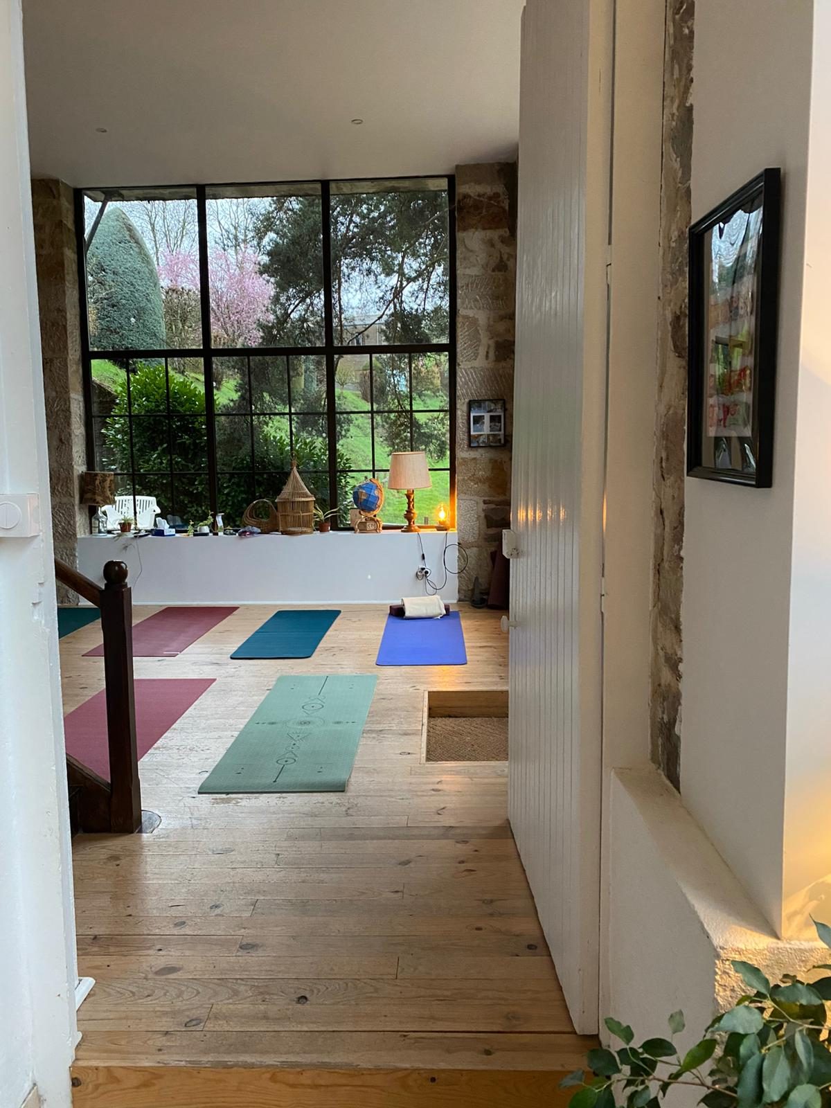 Salle de séminaire yoga du gîte Beaujolais avec verrière sur jardin