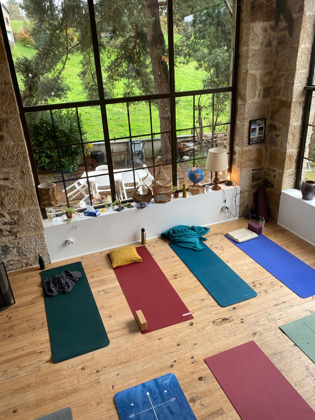 Salle de yoga du gîte Beaujolais avec tapis multicolores prêts pour une retraite
