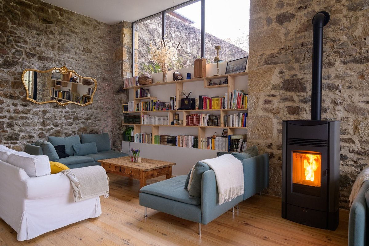 Salon avec cheminée du gîte près du Lac des Sapins