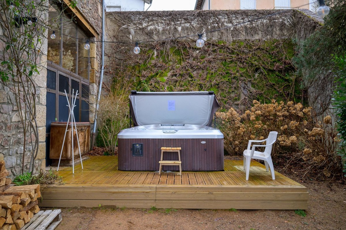 Spa extérieur du gîte proche Lac des Sapins