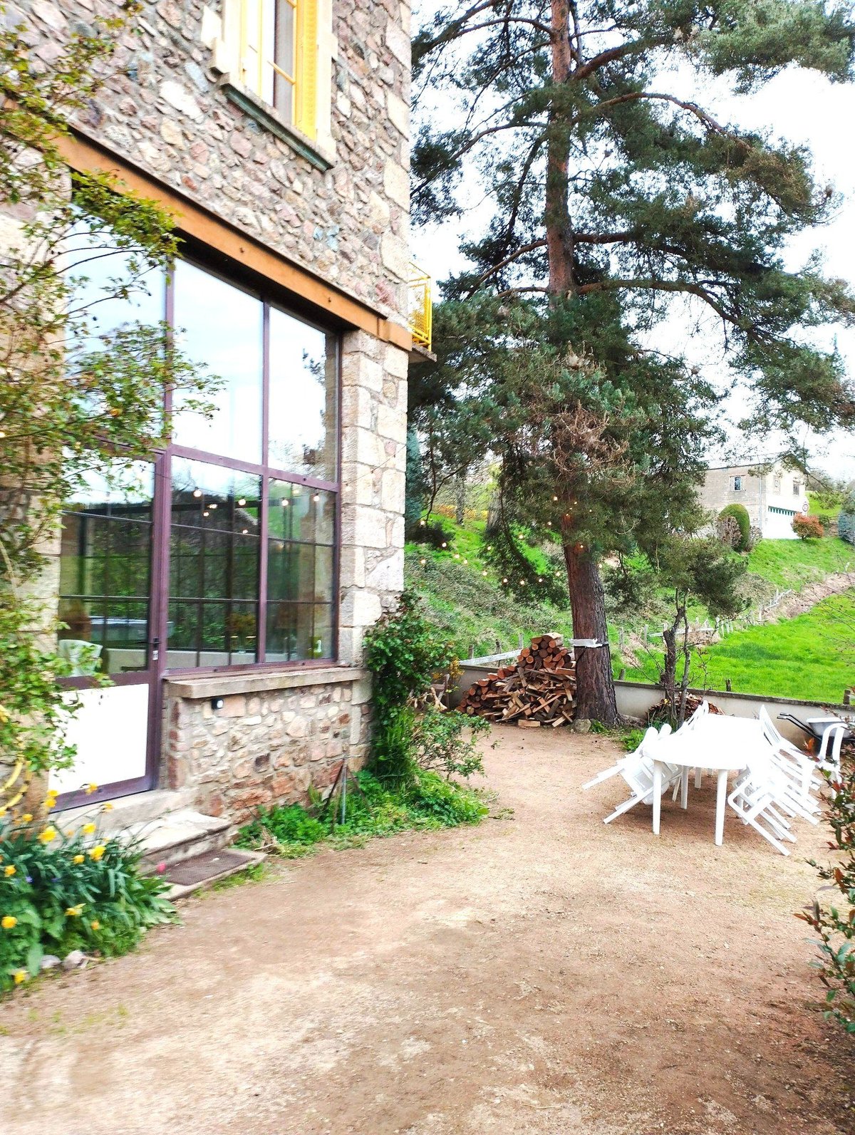 Terrasse et jardin du gîte proche du Lac des Sapins