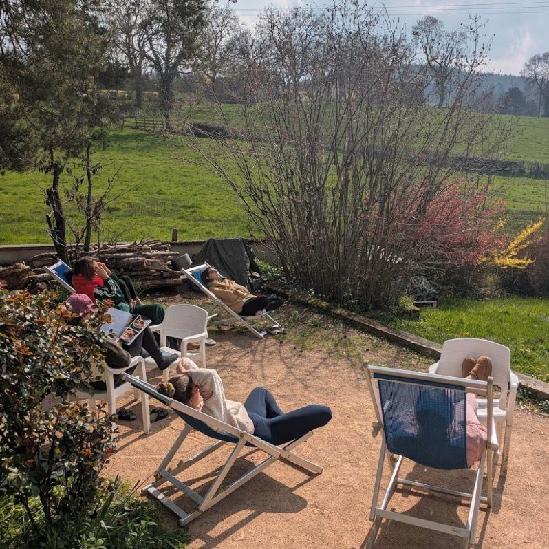 Terrasse avec transats et vue campagne du gîte yoga Beaujolais