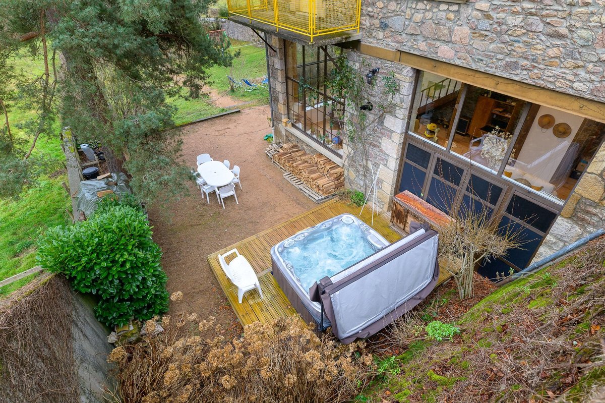 Vue aérienne jacuzzi du gîte Lac des Sapins